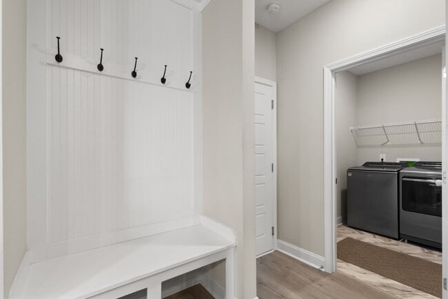 Building Photo - 5 Bedroom Pet Friendly Home For Rent!
