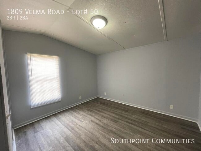 Building Photo - 1809 Velma Rd