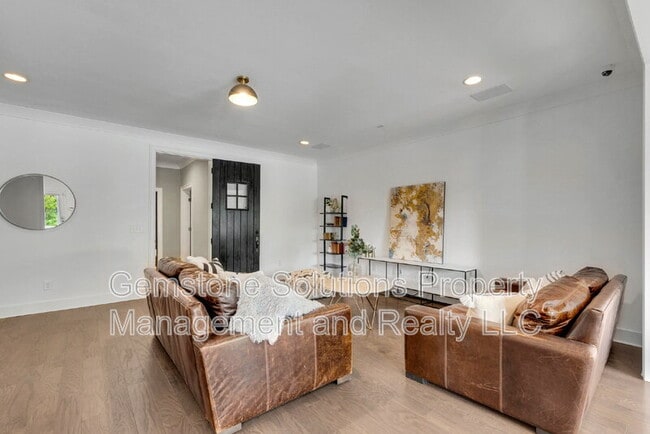 Building Photo - 1806 Burland Cres
