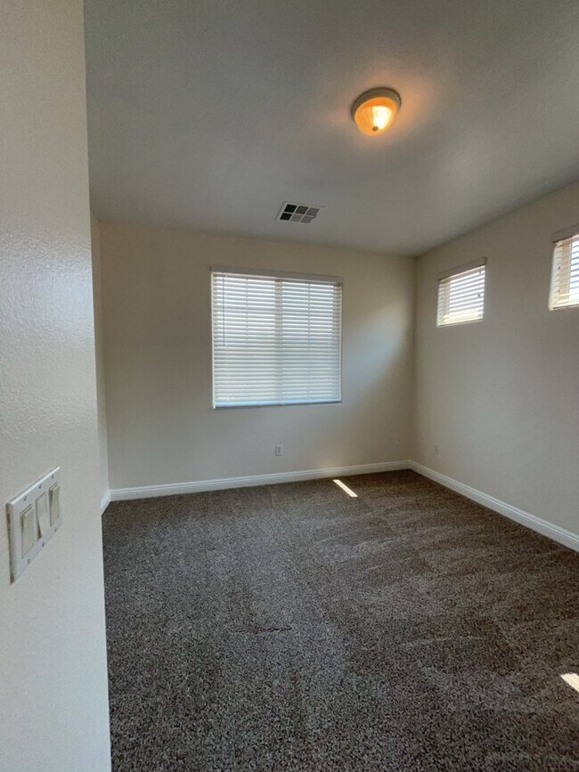 Building Photo - 533 Blanche Ct