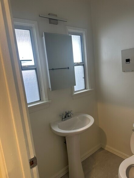 Building Photo - 436 Rosecrans Ave