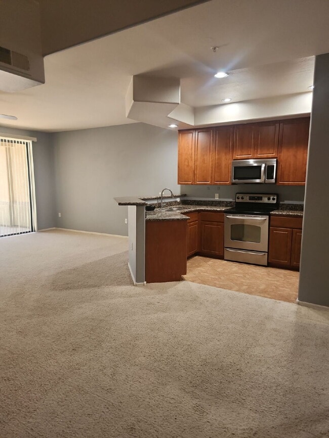 Building Photo - "Spacious 2-Bed Condo Retreat with 2.5 Baths in Prime Chandler Location!"