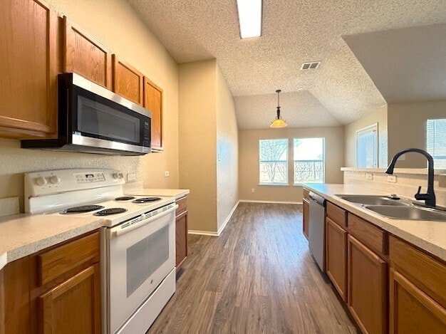 Building Photo - 4 bedroom 2 bath home available for the New Year