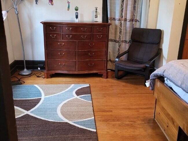 Building Photo - 3 bedrooms home in downtown