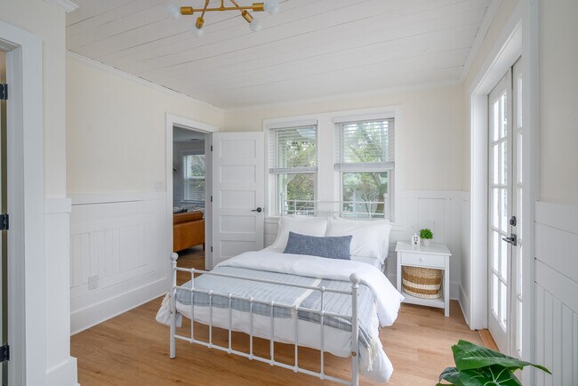 Building Photo - Maupas Newly Renovated Furnished Townhouse