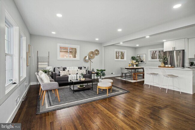 Building Photo - 10 Wendslow Rd