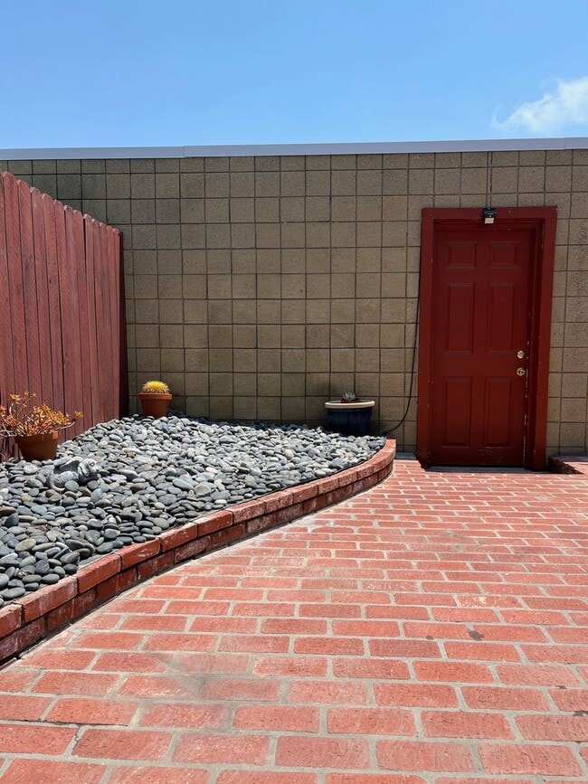 Building Photo - Welcome to the Rossmoor Town Houses, Rossm...