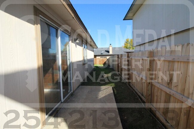 Building Photo - Beautiful 3-bed, 2-bath home now available...