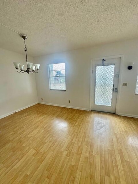 Building Photo - 3063 Ainslie Dr