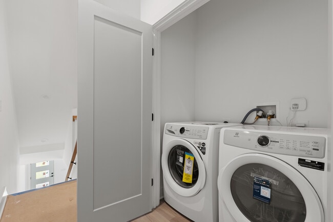 Building Photo - 733 Hopkins St