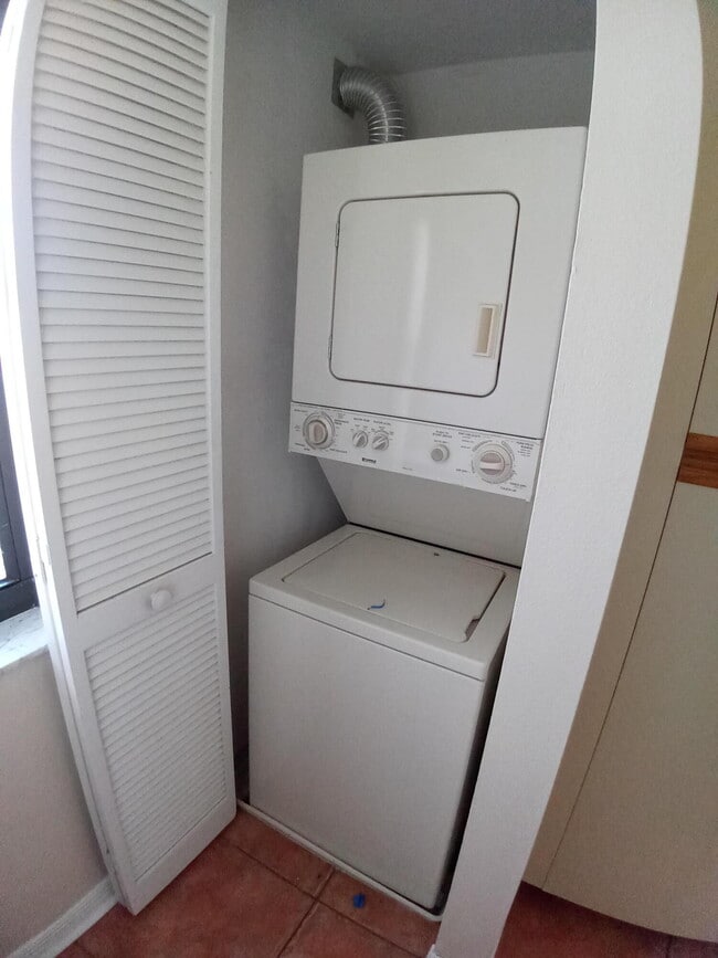 Building Photo - 1237 Country Club Dr