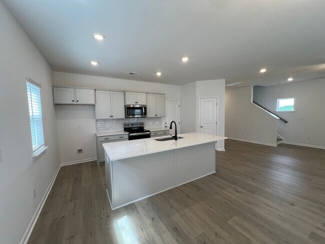 Building Photo - $300 Off First Month's Rent! Beautiful New...