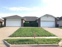 Building Photo - Executive Rental 2 Bedroom 2 Bath 2 Car Garage Duplex