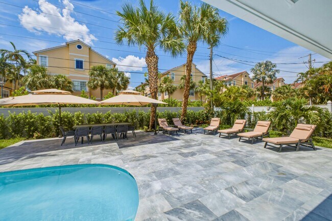 Building Photo - 632 Las Palmas Park
