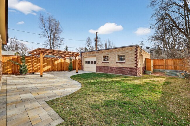 Building Photo - Platt Park Classic! 4 Beds, 2 Bath - Fully remodeled! Don't miss out on this one!