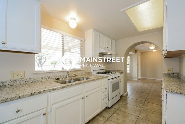 Building Photo - 2 Bedroom Pet-Friendly Home in Tucson, AZ with Main Street Renewal
