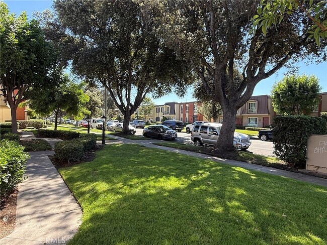 Building Photo - 1803 W Greenleaf Ave