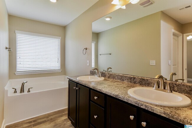 Building Photo - 335 Village Dr