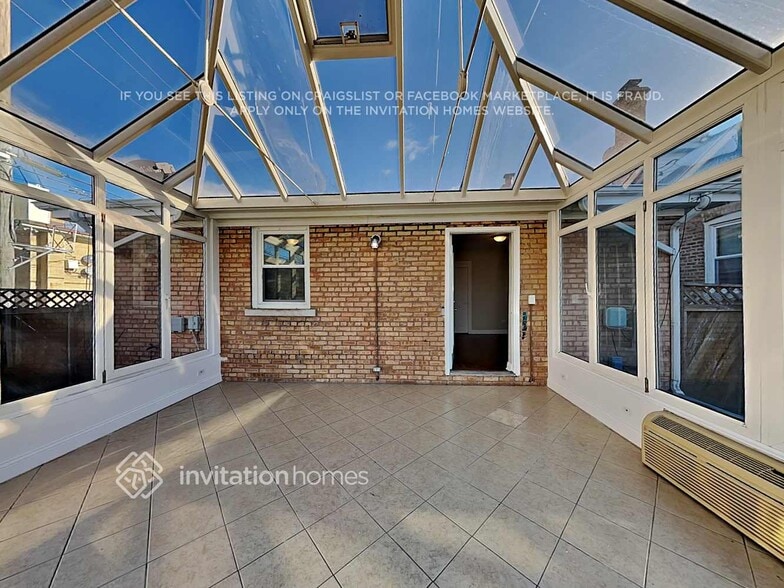 Building Photo - 2652 Maple St