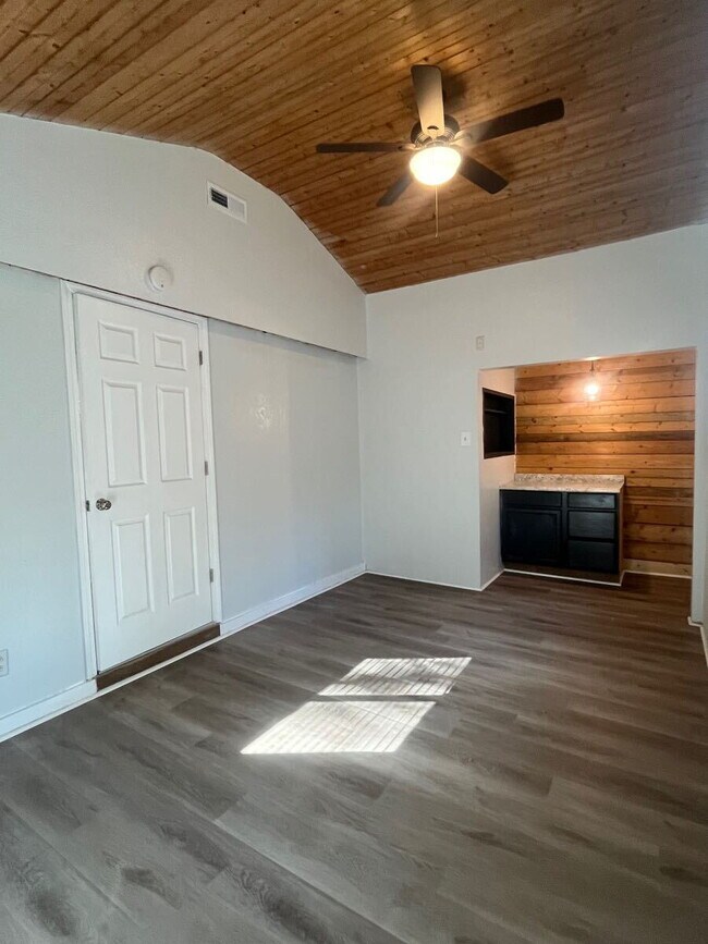 Building Photo - 489 W Outer Dr