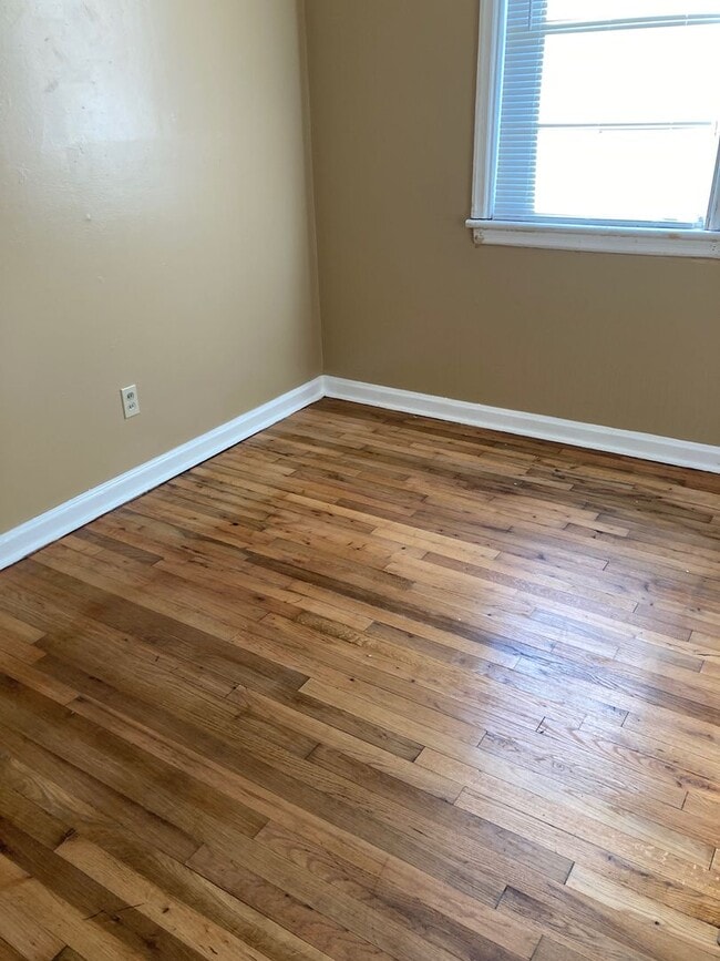 Building Photo - 2 Bed, 1 Bath Available for Rent