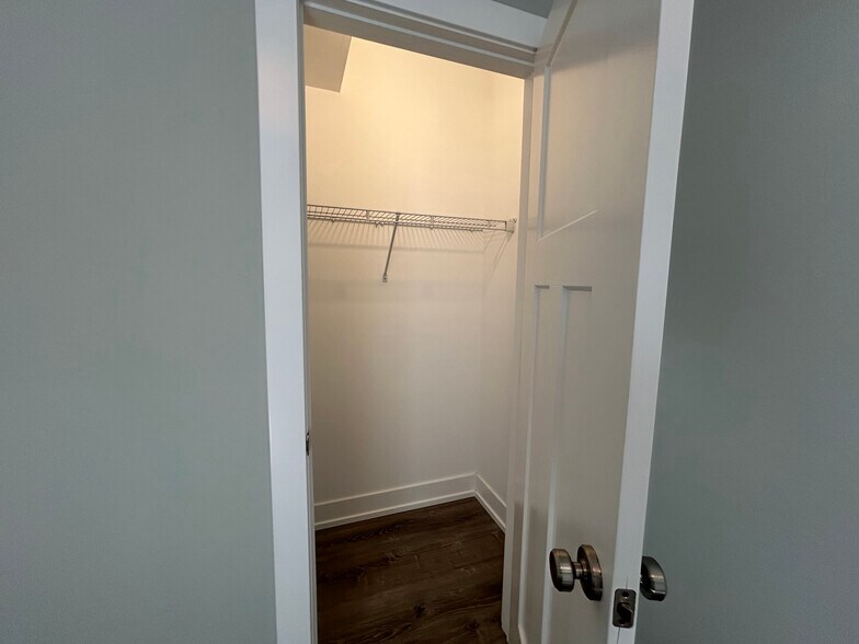 Building Photo - 1000 Crain St