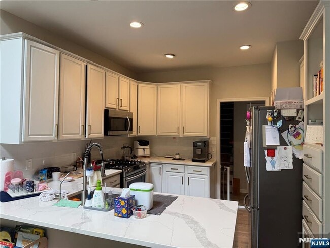Building Photo - 61 Thistle Dr