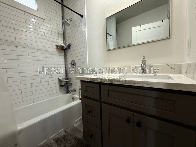Building Photo - 1526 Hillary St
