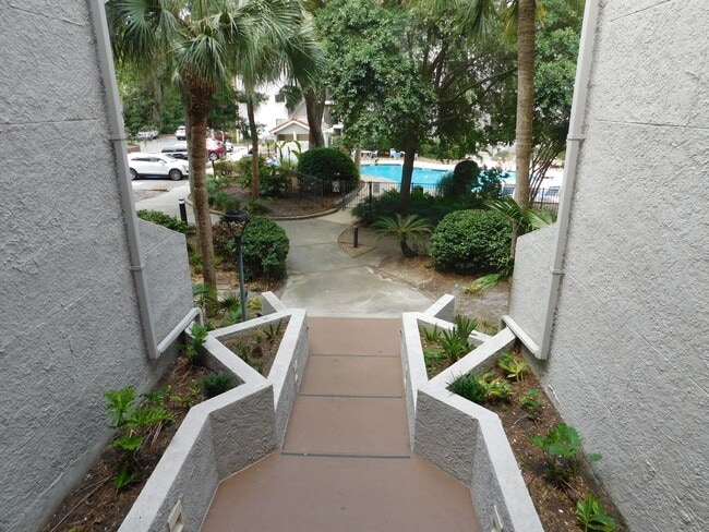 Building Photo - Updated Marsh View Condo