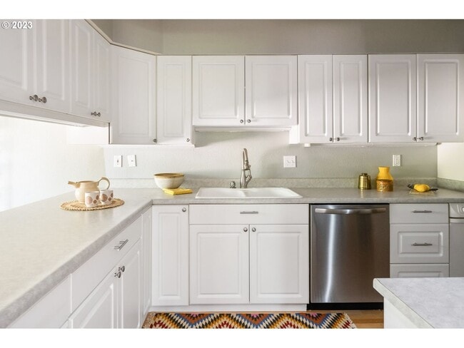 Building Photo - 2Bd/2Ba Second Floor Condo in SE with Washer & Dryer, 2 Car Dethatched Garage and a Serene Courty...