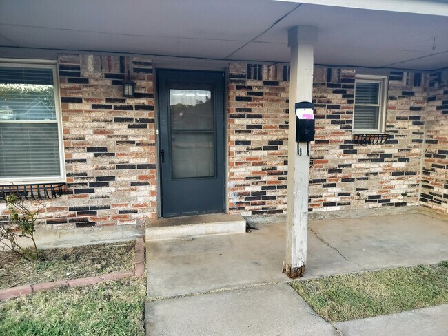 Building Photo - 119 W Clegern Ave