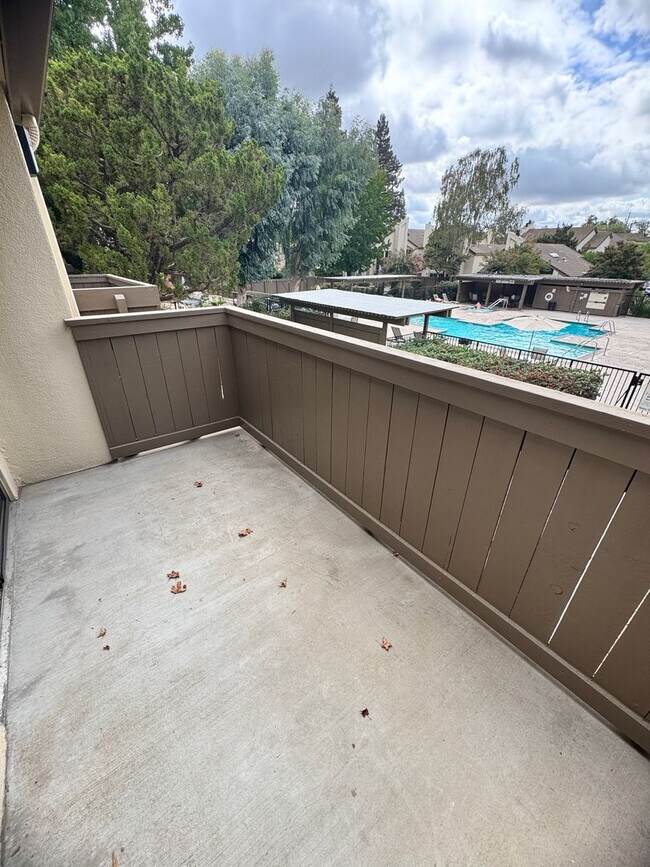 Building Photo - 1 Bed/1 Bath in Gated Community Condo