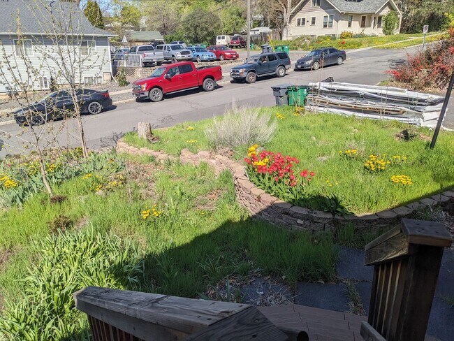 Building Photo - Cherry St Duplex