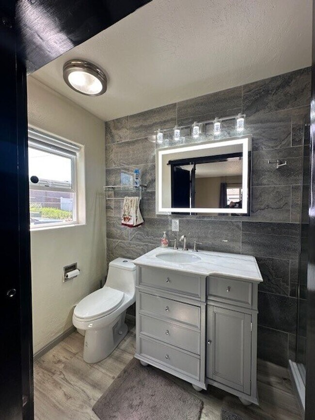 Building Photo - Newly Remodeled 3 Bedroom / 2 Bathroom in NE Madras