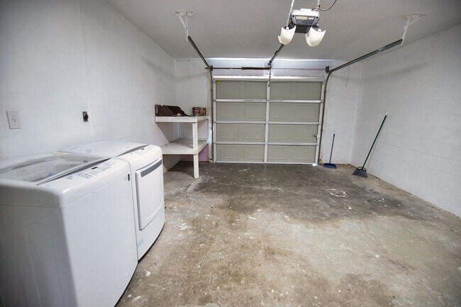 Building Photo - Annual Recently Updated Unfurnished Single Family Home in South Venice!