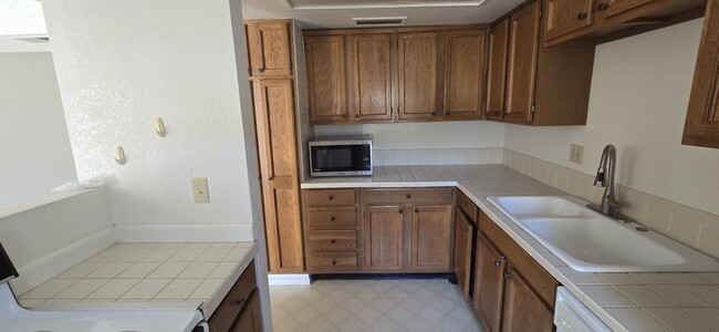 Building Photo - 5518 E Lindstrom Ln