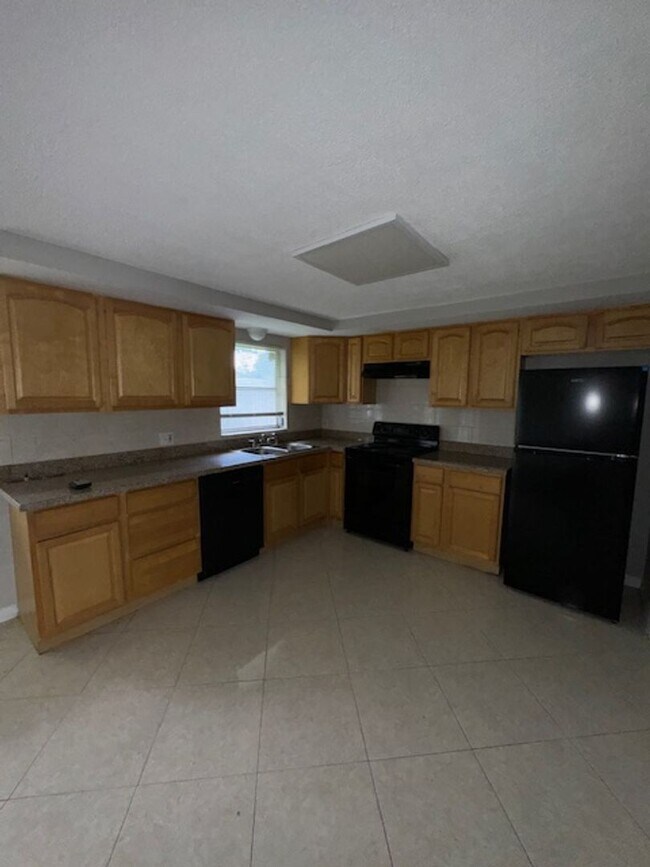 Building Photo - This cozy 2 bedroom 1 bath home in Holiday!
