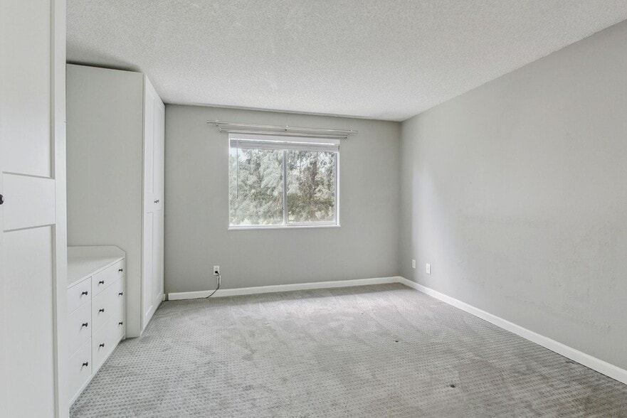 Building Photo - 8555 Fairmount Dr