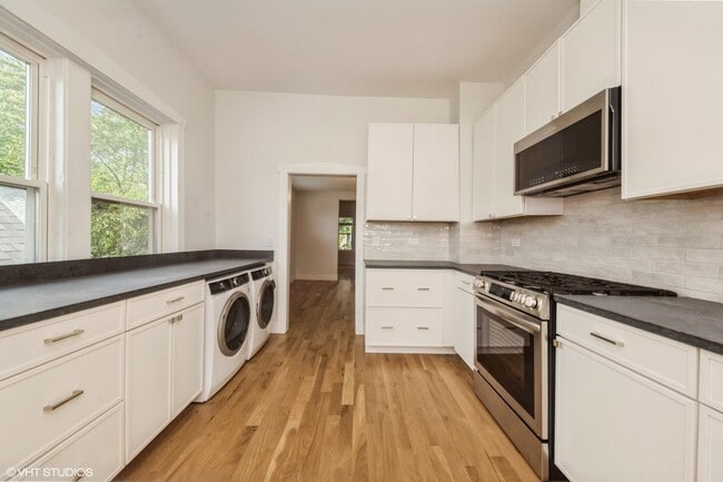 Building Photo - 2524 W Lyndale St