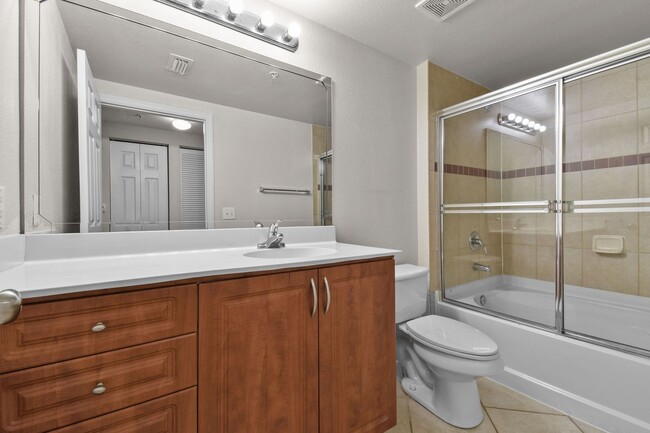 Building Photo - Stylish and luxurious 1-bedroom, 1-bath co...