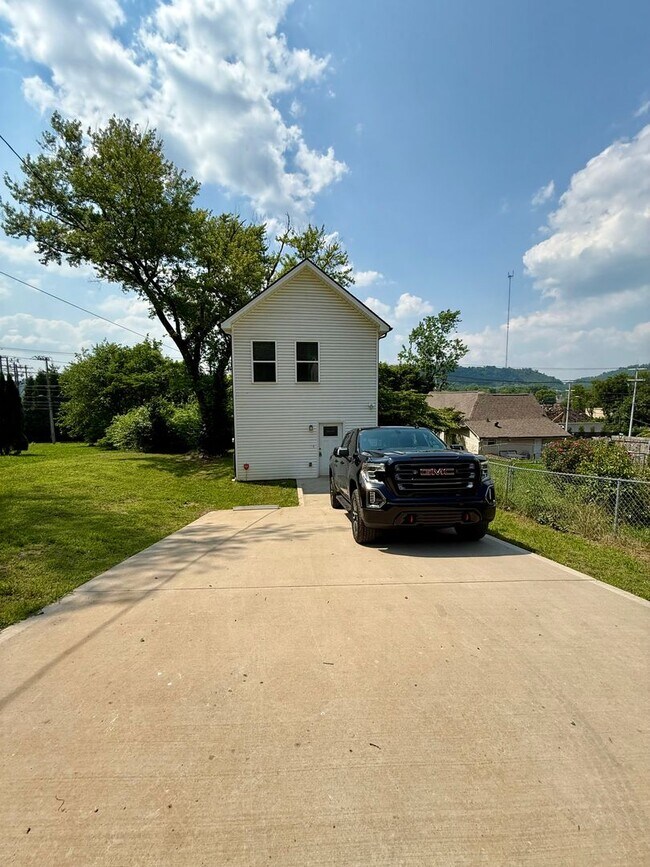 Building Photo - Knoxville 37921 - 2 bedroom 1.5 bath - cal...