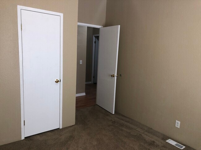 Building Photo - 167 W Rose St