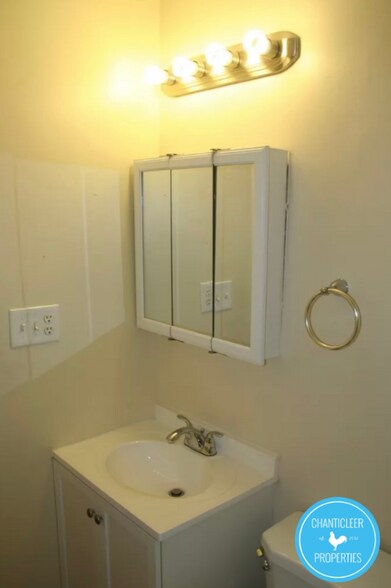 Building Photo - 115 Florence St