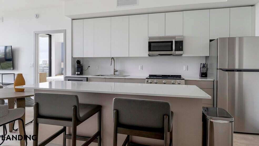 Building Photo - 1155 NE 126th St