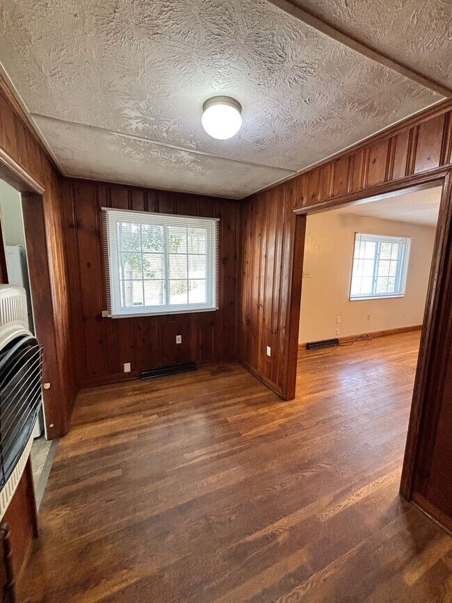 Building Photo - Quiet Country Feel — Minutes From Downtown Knoxville 2bd/1bth