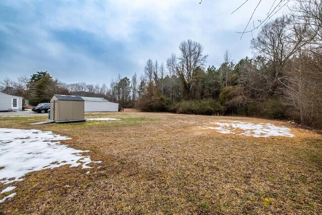 Building Photo - Cozy 2/1 with large backyard