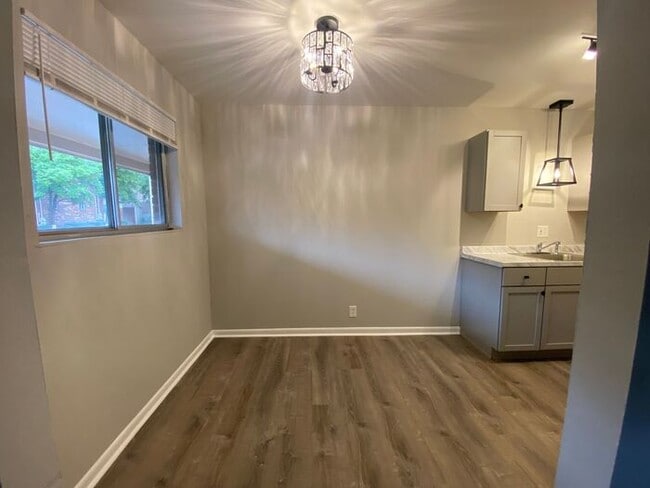 Building Photo - FULLY REMODELED West End Condo!  Convenient to everything!