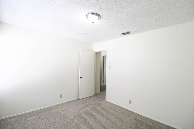 Building Photo - 1327 Julienne Pl