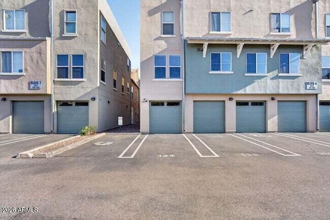 Building Photo - 706 E Washington St