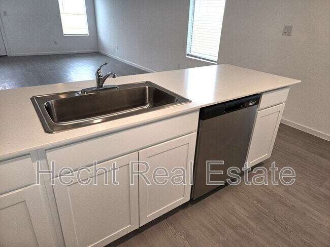 Building Photo - 968 Creek